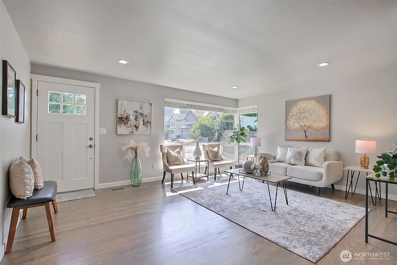 3rd image of 2025 Edmonds Avenue NE