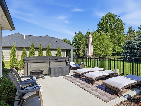 3rd image of 8405 Legends Pkwy