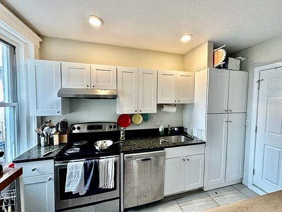 3rd image of 214 Hanover St #2