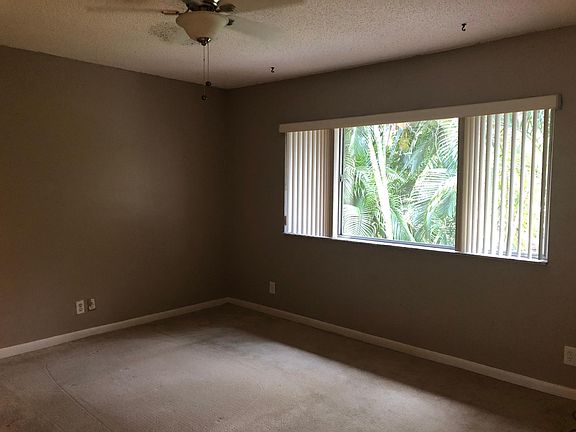 3rd image of 1373 Hampton Blvd #1373
