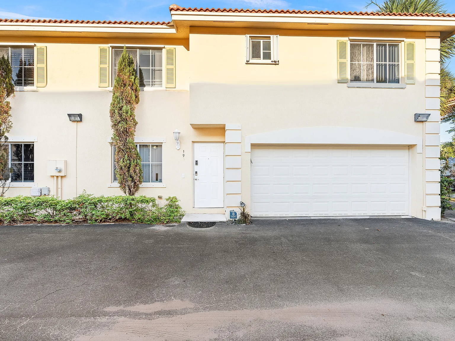 3 bed, 2.5 bath, 1384 sqft, $3,000 — Photo 1