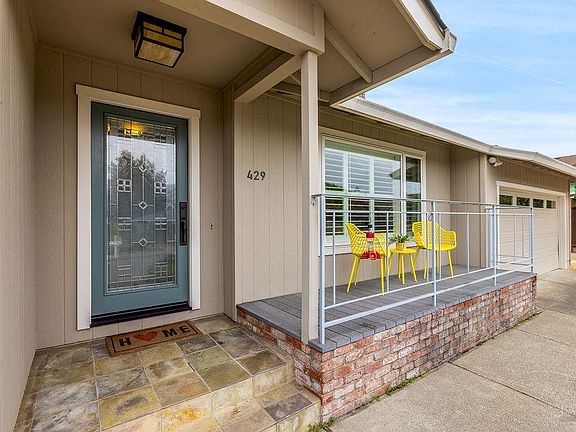 4th image of 429 Oak Brook Lane