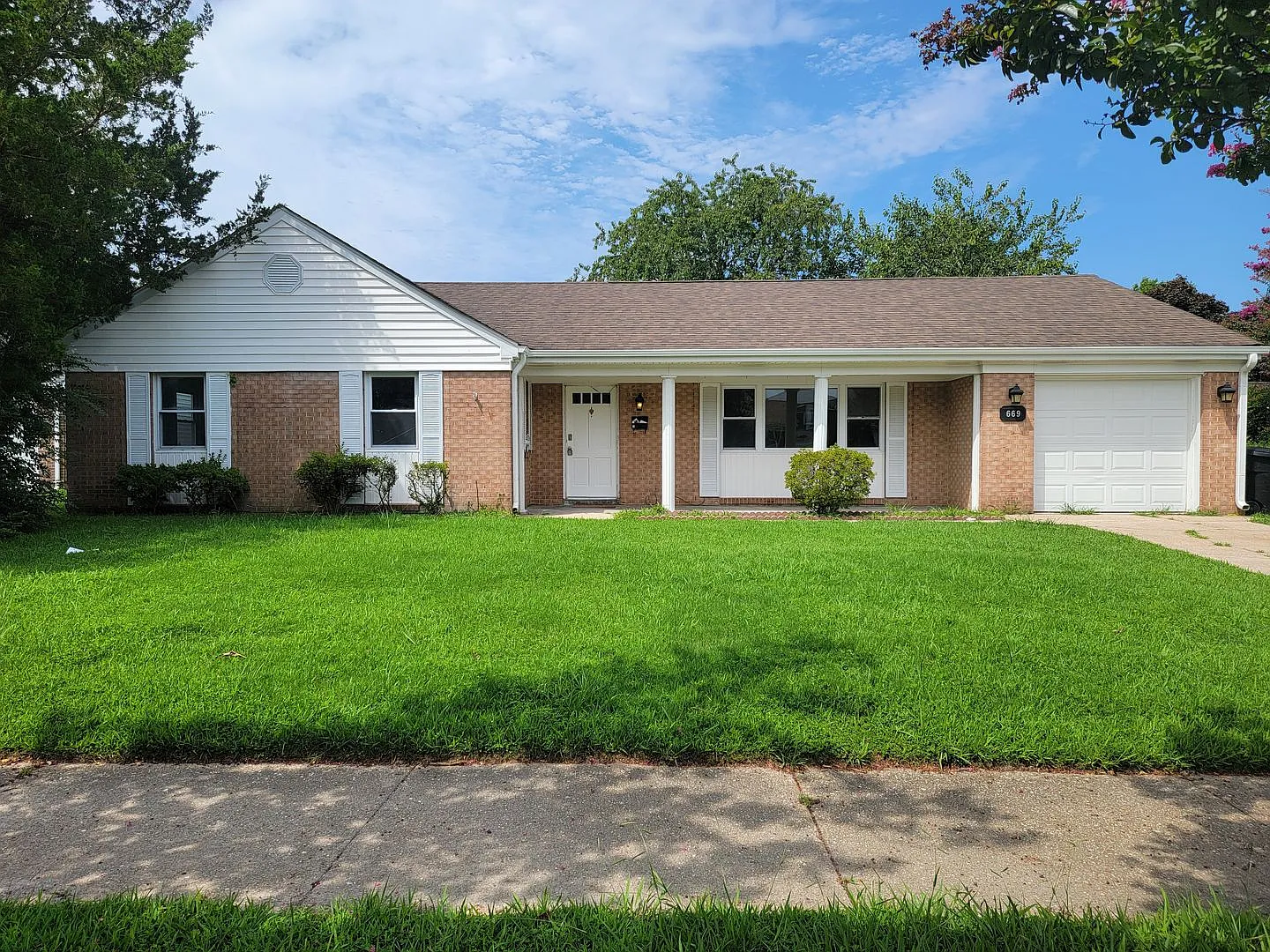3BR 2BA Brick Ranch Pembroke Meadows — Photo 1