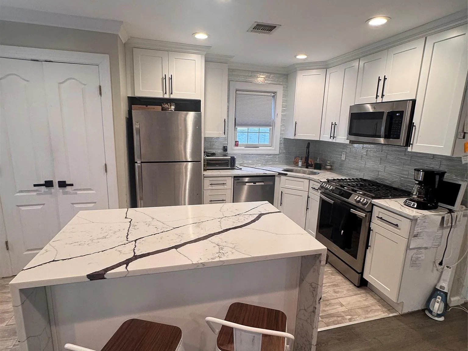3 bed, 2.0 bath, 1000 sqft, $4,500 — Photo 4
