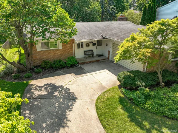 21494 Chestnut Ln, Farmington, MI 48336