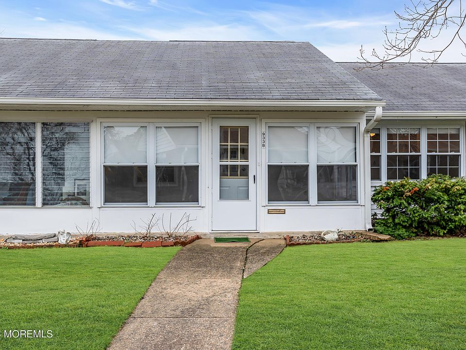 1st image of 933B Thornhill Court