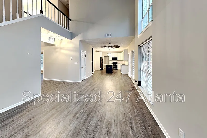 3 bed, 2.5 bath, 2580 sqft, $2,400 — Photo 2
