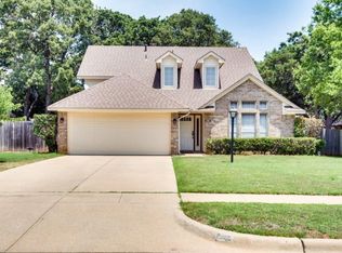 208 Arwine Dr, Hurst, TX 76053