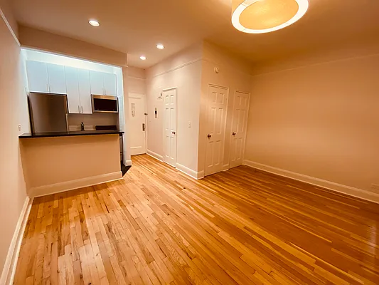 Rented by Metropolis Real Estate of Manhattan | media 4