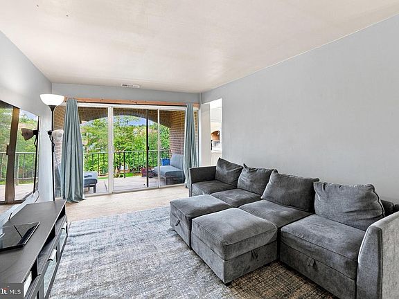 2nd image of 402 Girard St #9