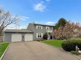 11 Yorkshire Dr, Wheatley Heights, NY 11798