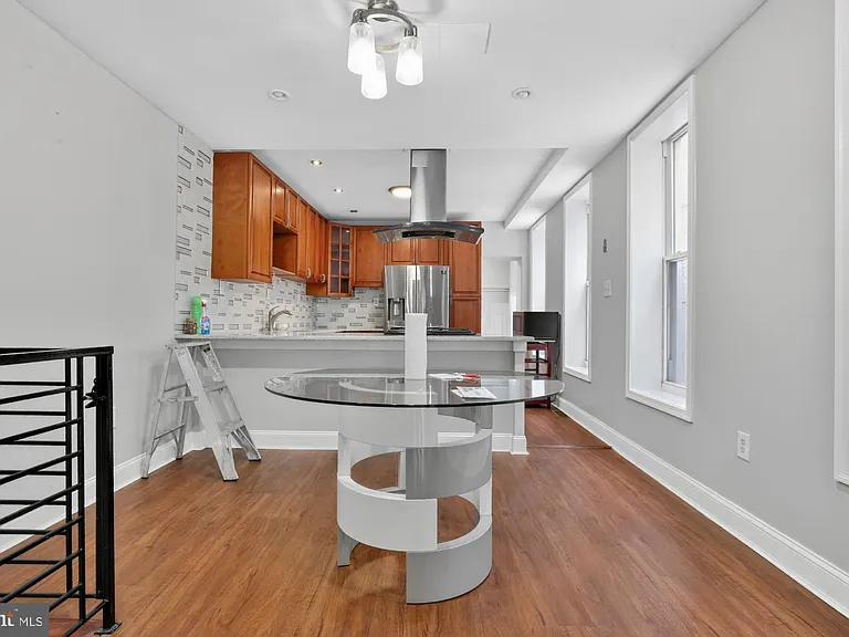 2319 E Somerset St — Photo 6