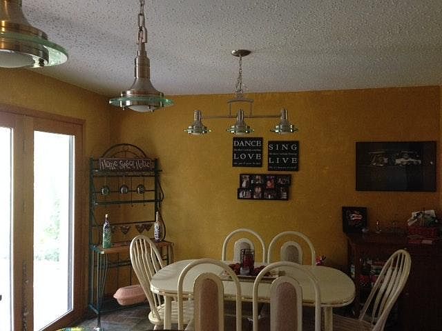 Eat in Kitchen w/Custom Venetian Plastered Walls