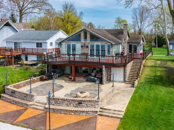 43504 Eagle Lake Dr, Paw Paw, MI 49079