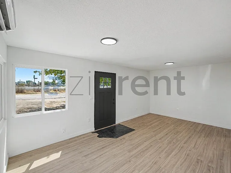 2829 Laurel St — Photo 5