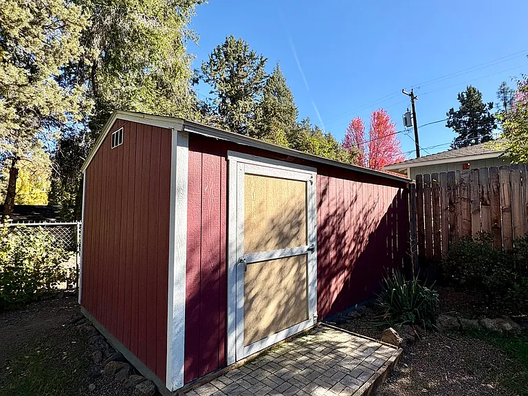 545 NE Irving Ave — Photo 16