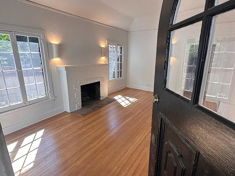 2074 Paramount Dr — Photo 20