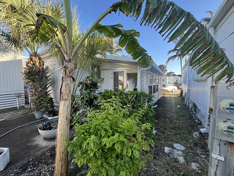21 Ruthmary Ave #G — Photo 6