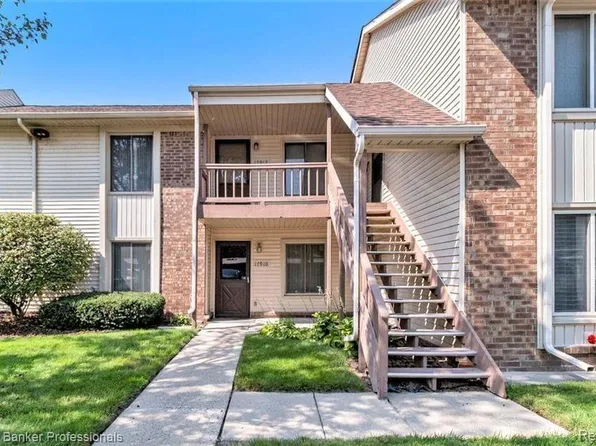 17912 Phyllis St, Roseville, MI 48066