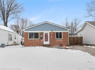 19127 Colorado St, Roseville, MI 48066