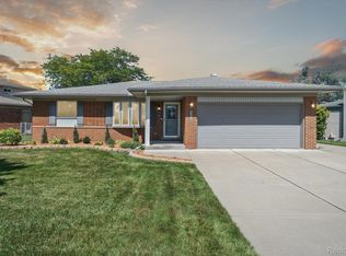 22376 S Fairway Dr, Woodhaven, MI 48183