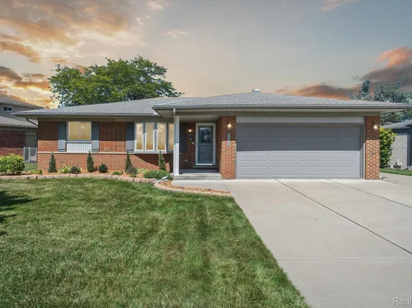 22376 S Fairway Dr, Woodhaven, MI 48183