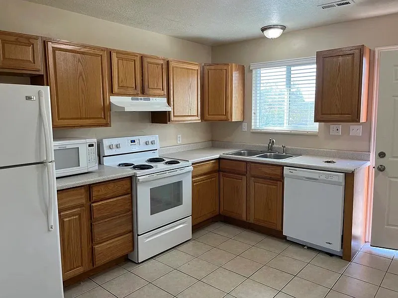 2 bed, 850 sqft, $1,295 — Photo 3