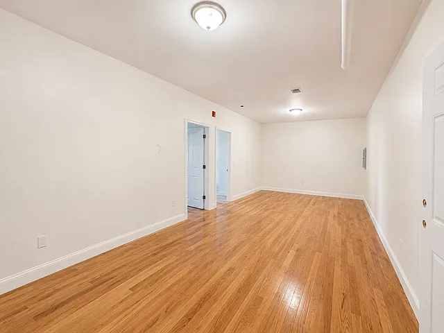 2 bed, 1.0 bath, 1000 sqft, $2,400 — Photo 2