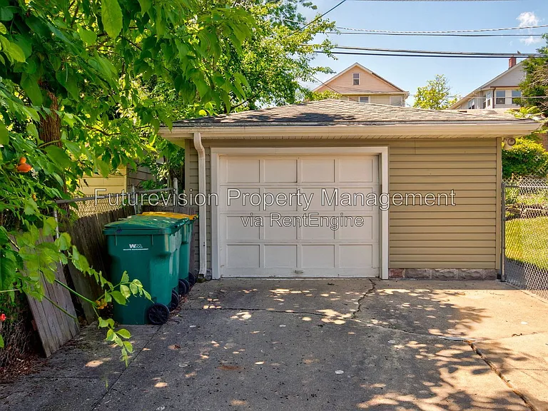1105 Summit St — Photo 9