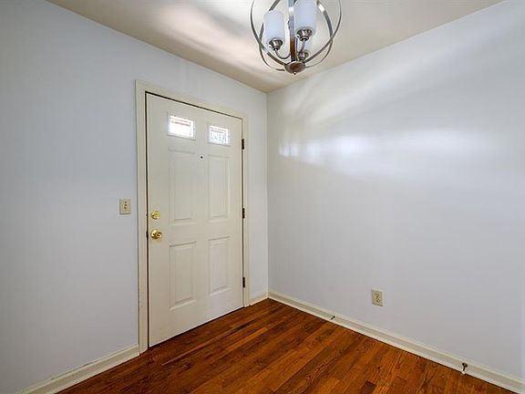 4th image of 462 Emily Dr SW