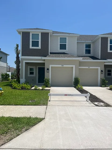 3 bed, 2.5 bath, 1558 sqft, $2,100 — Photo 2