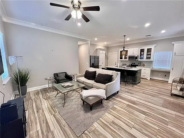 325 E Hornsby St — Photo 4