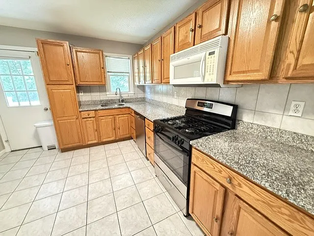 74 Village Ln — Photo 4