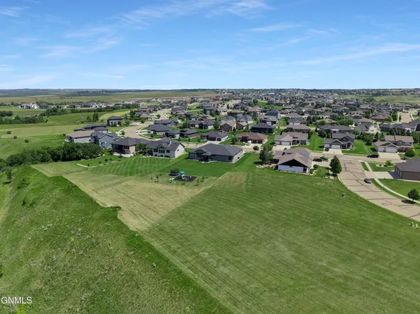 3416 Promontory Dr, Bismarck, ND 58503