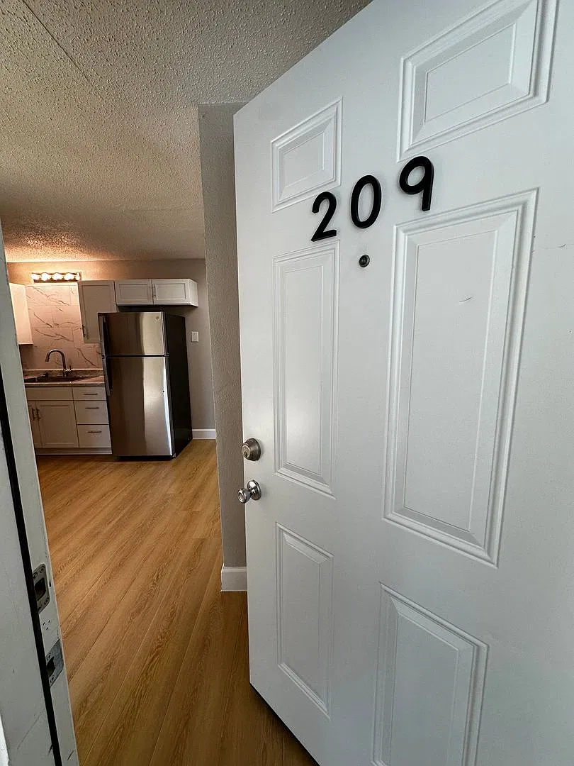 Oak Tree Apartments — Photo 4