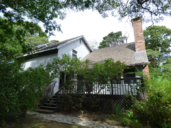 48 Brewster Ave, Oak Bluffs, MA 02557