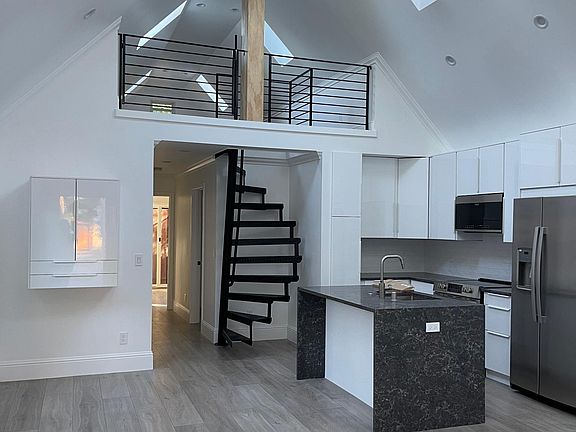2nd image of 200 San Mateo Dr #A