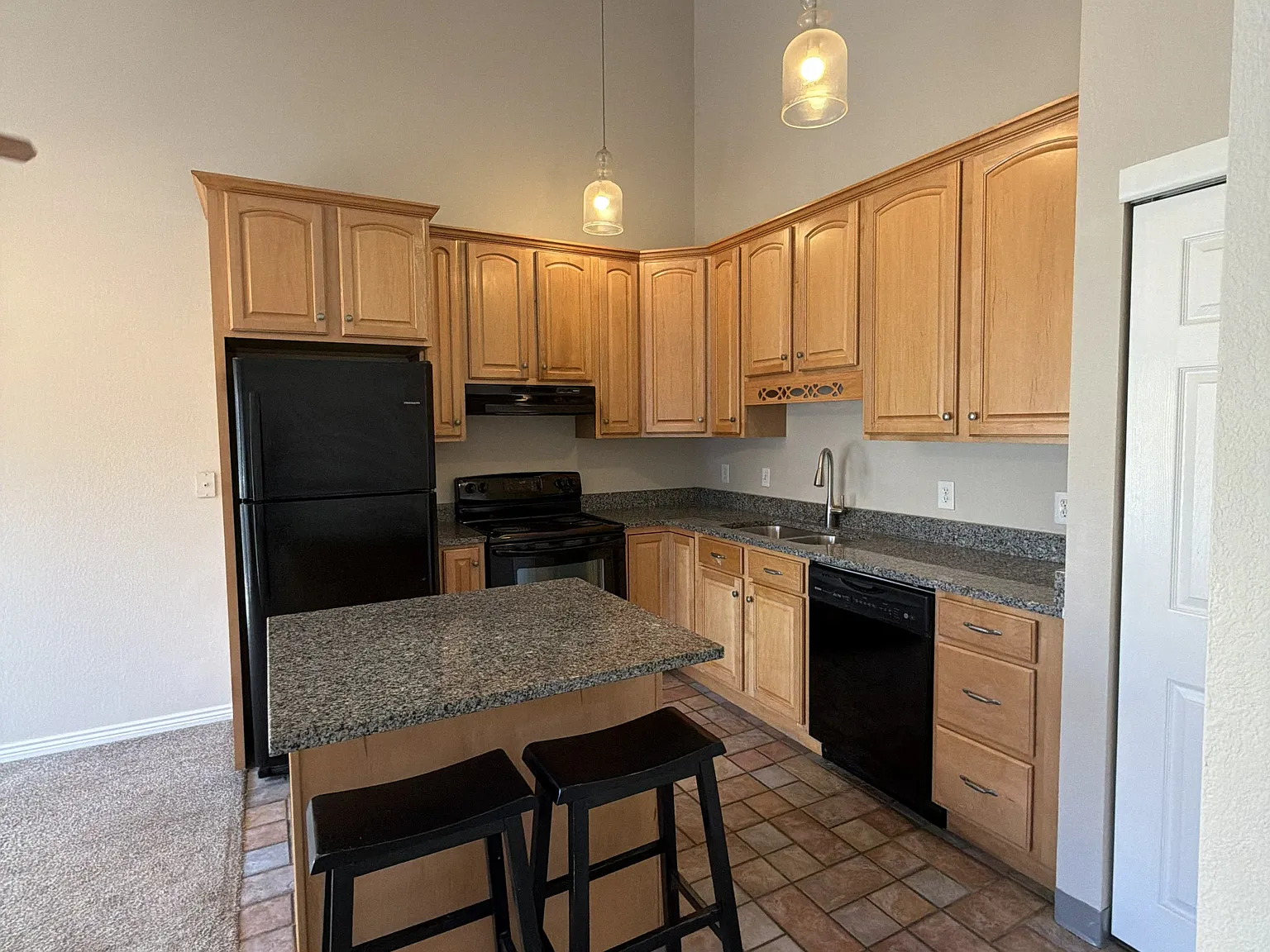 2 bed, 913 sqft, $1,750 — Photo 3