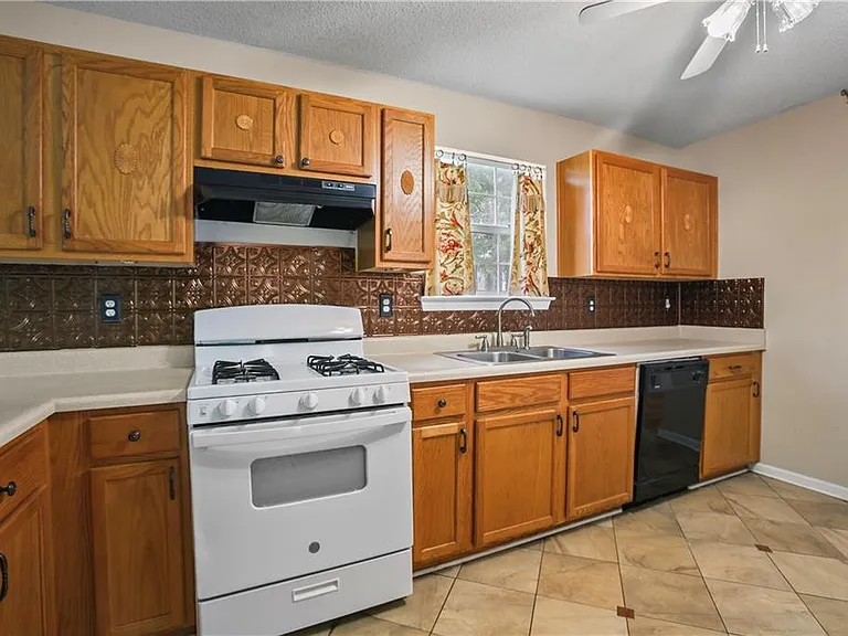 2224 Eagles Nest Cir — Photo 21