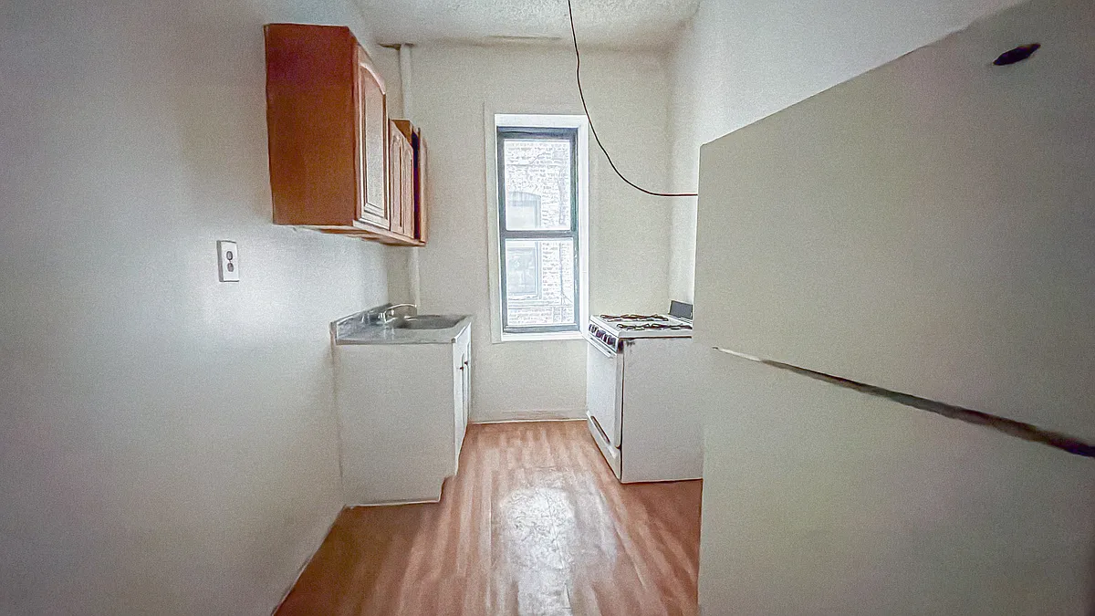 Building Photo - 395 Maple St #R1