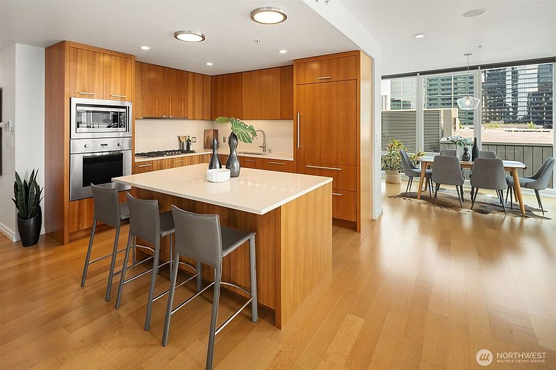 4th image of 500 106th Avenue NE #905