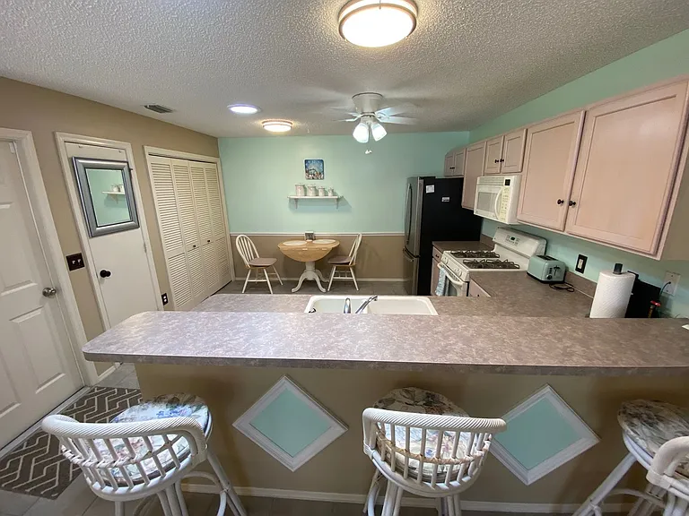440 Canterbury Ct — Photo 14