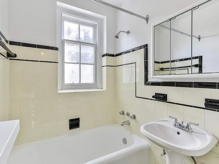 555 Russell Hill Rd — Photo 13