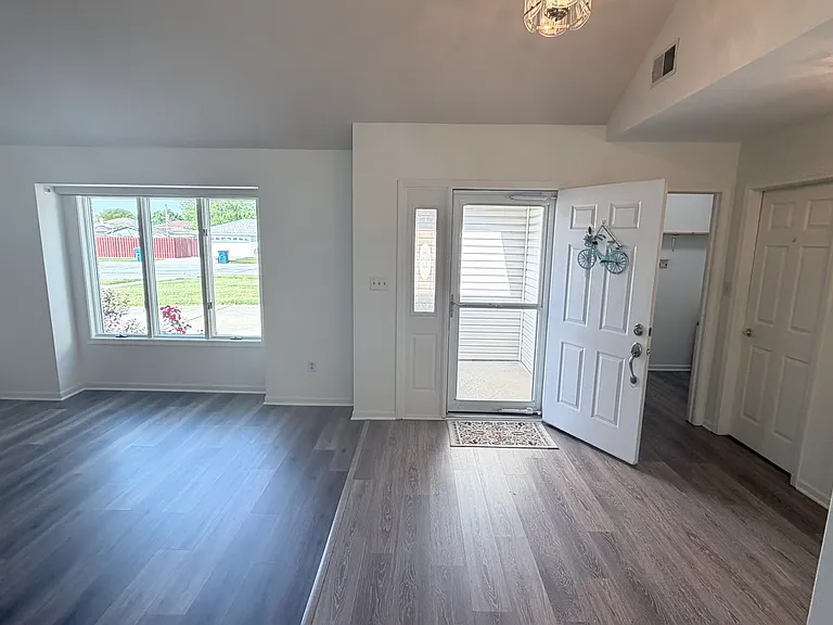 1109 Cambridge Ln — Photo 8
