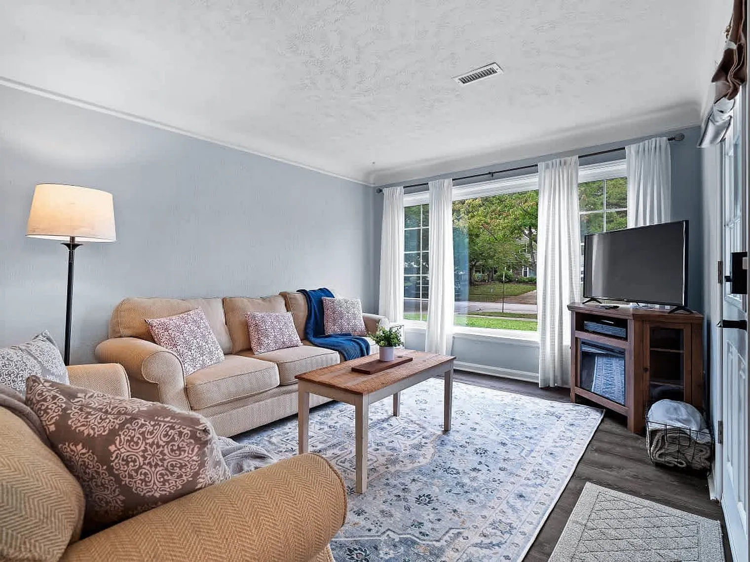 3 bed, 2.0 bath, 1323 sqft, $3,094 — Photo 3