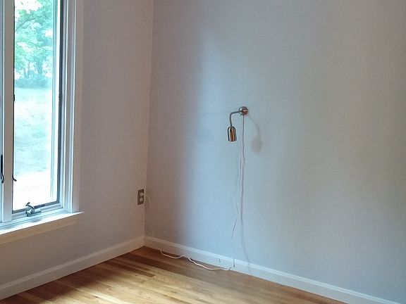 4th image of 32 Webster Ct
