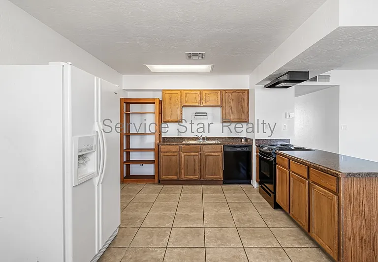 1158 W Hillview St — Photo 5
