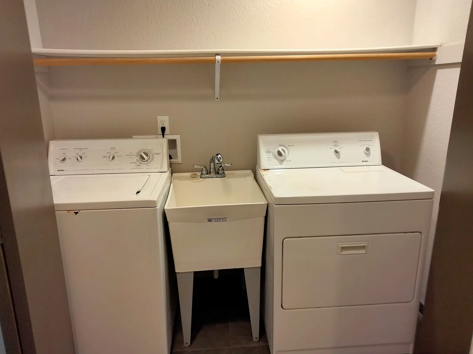 2 bed, 820 sqft, $2,300 — Photo 2