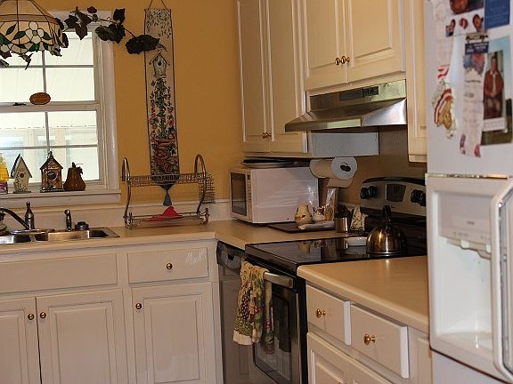 5th image of 805 Betty St