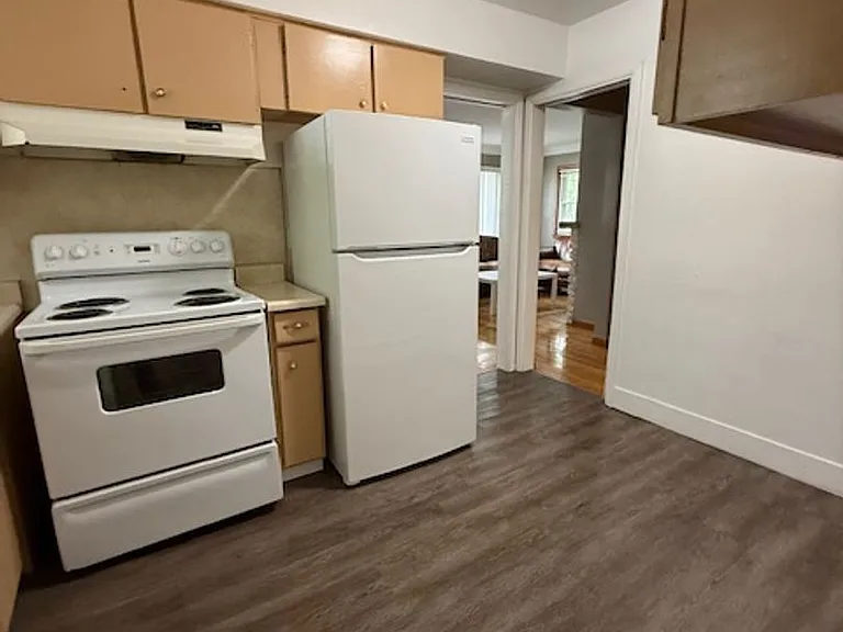 1000 Woodlawn Ave — Photo 2
